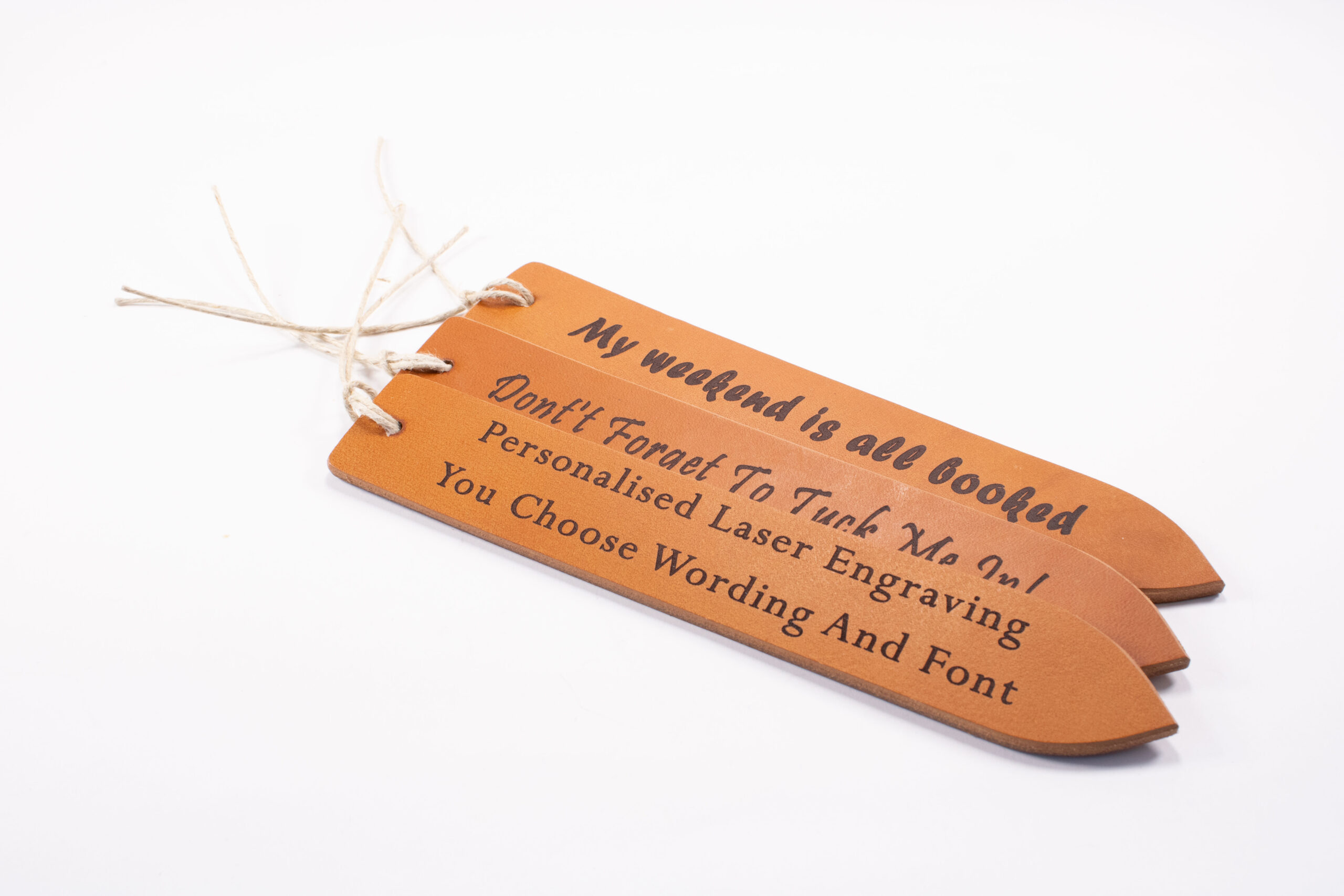 personalisierte Lesezeichen mit Lasergravur in Braun aus hochwertigem, pflanzlich gegerbtem Leder für die Wärmebehandlung von Leder