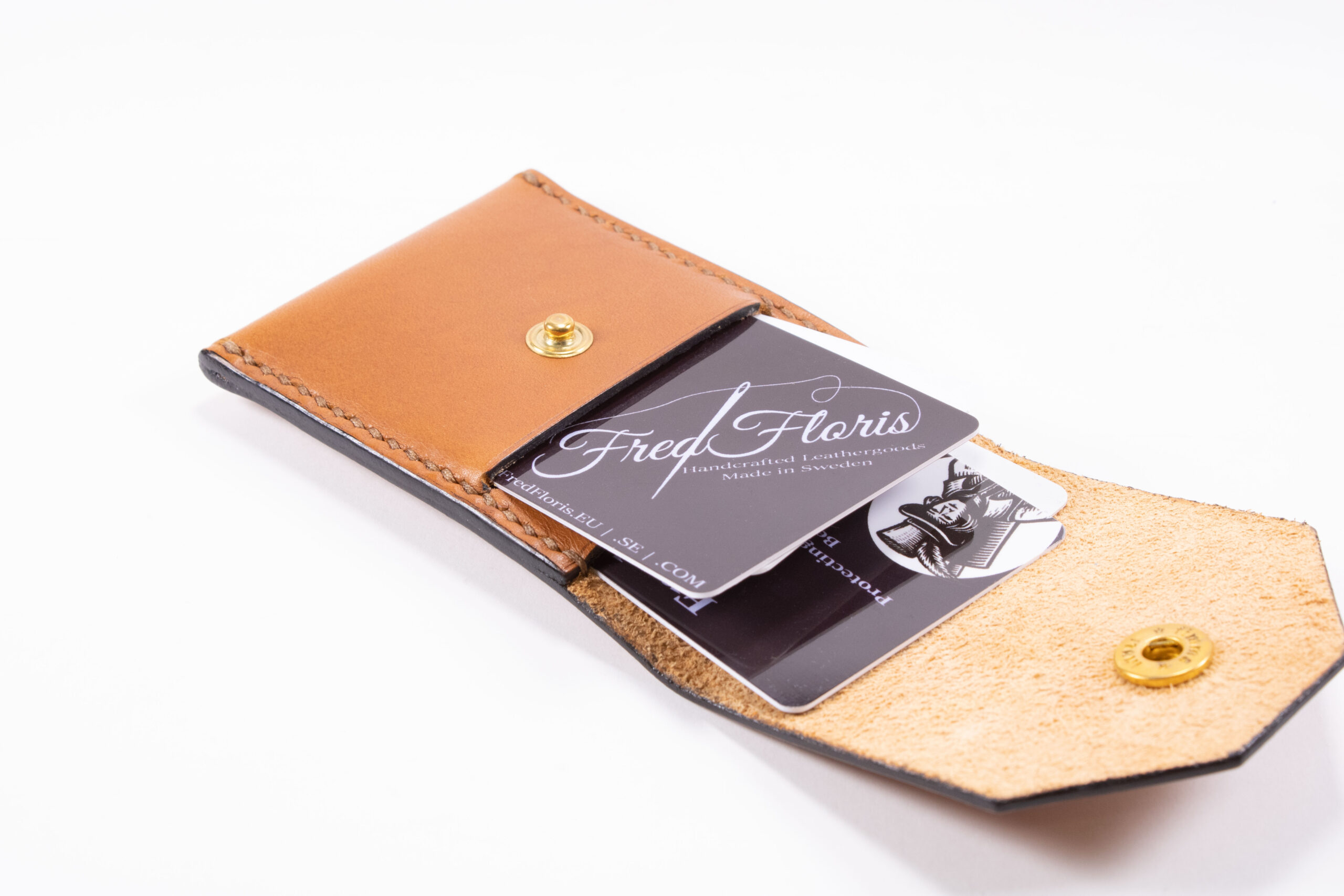 Tinier Pouch - Wąskie kieszonkowe portfele na karty wykonane ręcznie z europejskiej skóry. Portfele na 4-8 kart wykonane ze skóry garbowanej roślinnie, dostępne w kolorze koniakowym. Rozmiary 70 mm i 80 mm, portfele skórzane wyprodukowane w Szwecji.