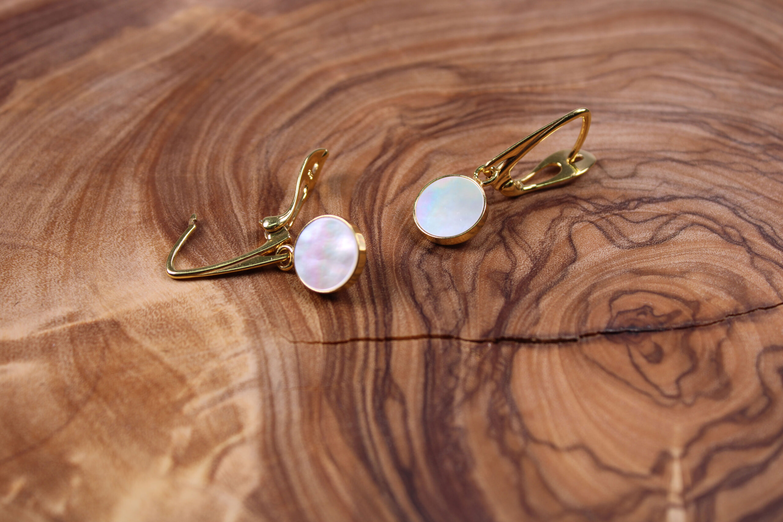 Productafbeelding van FredFloris witte parelmoer oorbellen