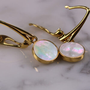 Productafbeelding van FredFloris witte parelmoer oorbellen