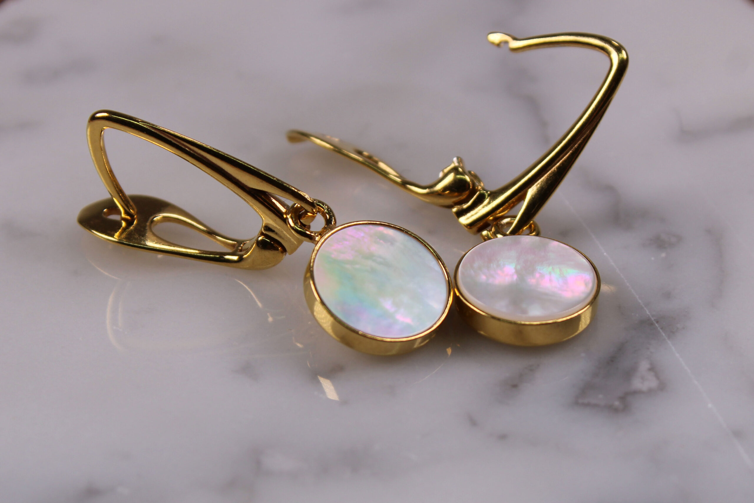 Productafbeelding van FredFloris witte parelmoer oorbellen