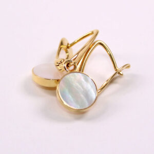 Productafbeelding van FredFloris witte parelmoer oorbellen