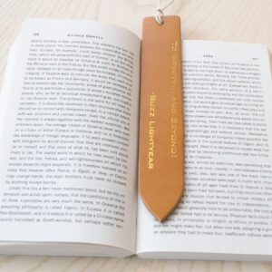 Image de produit du marque-page en cuir FredFloris avec citations