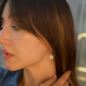 Productafbeelding van FredFloris witte parelmoer oorbellen