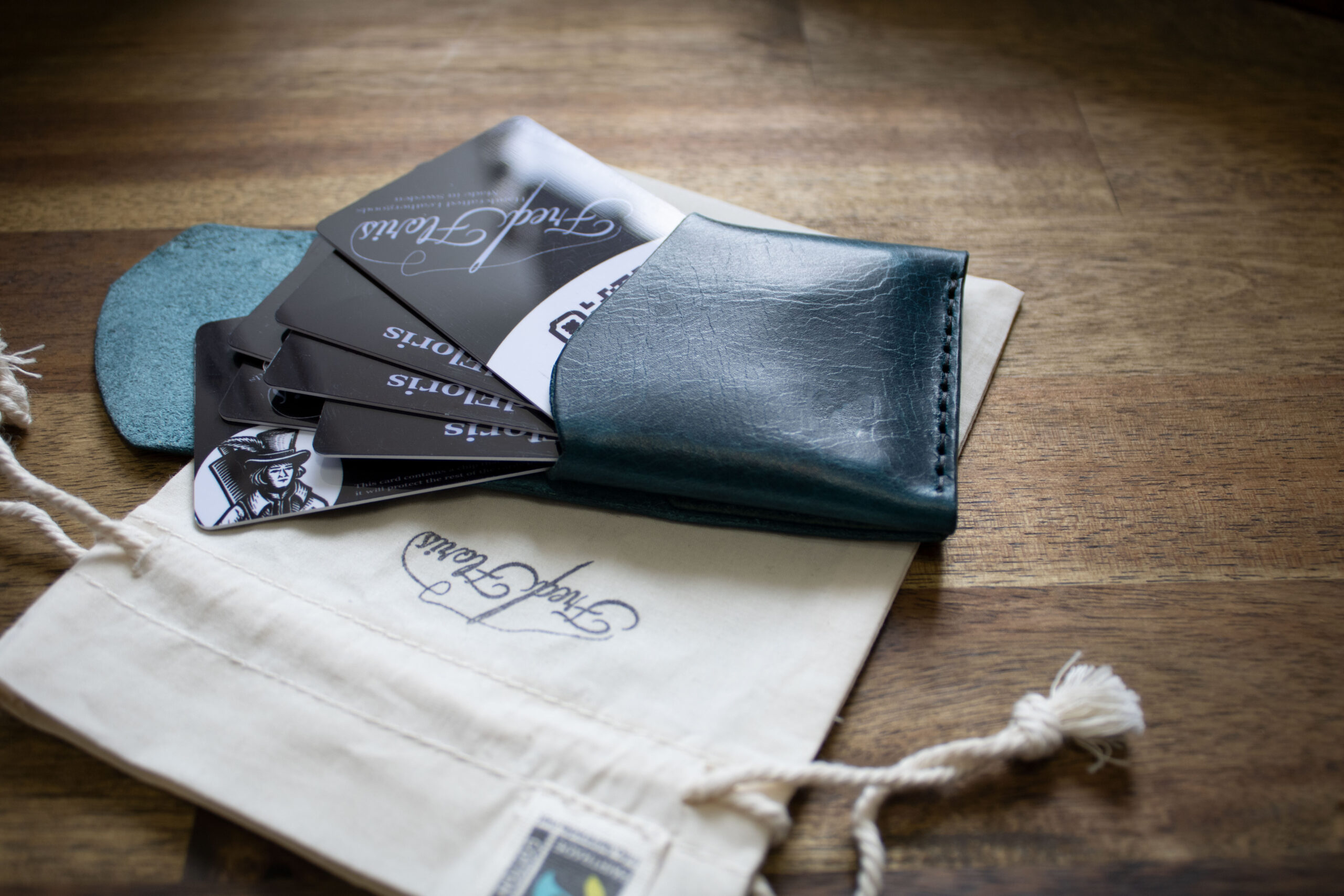 Immagine del prodotto di FredFloris Portafoglio compatto personalizzabile per carte di credito in pelle