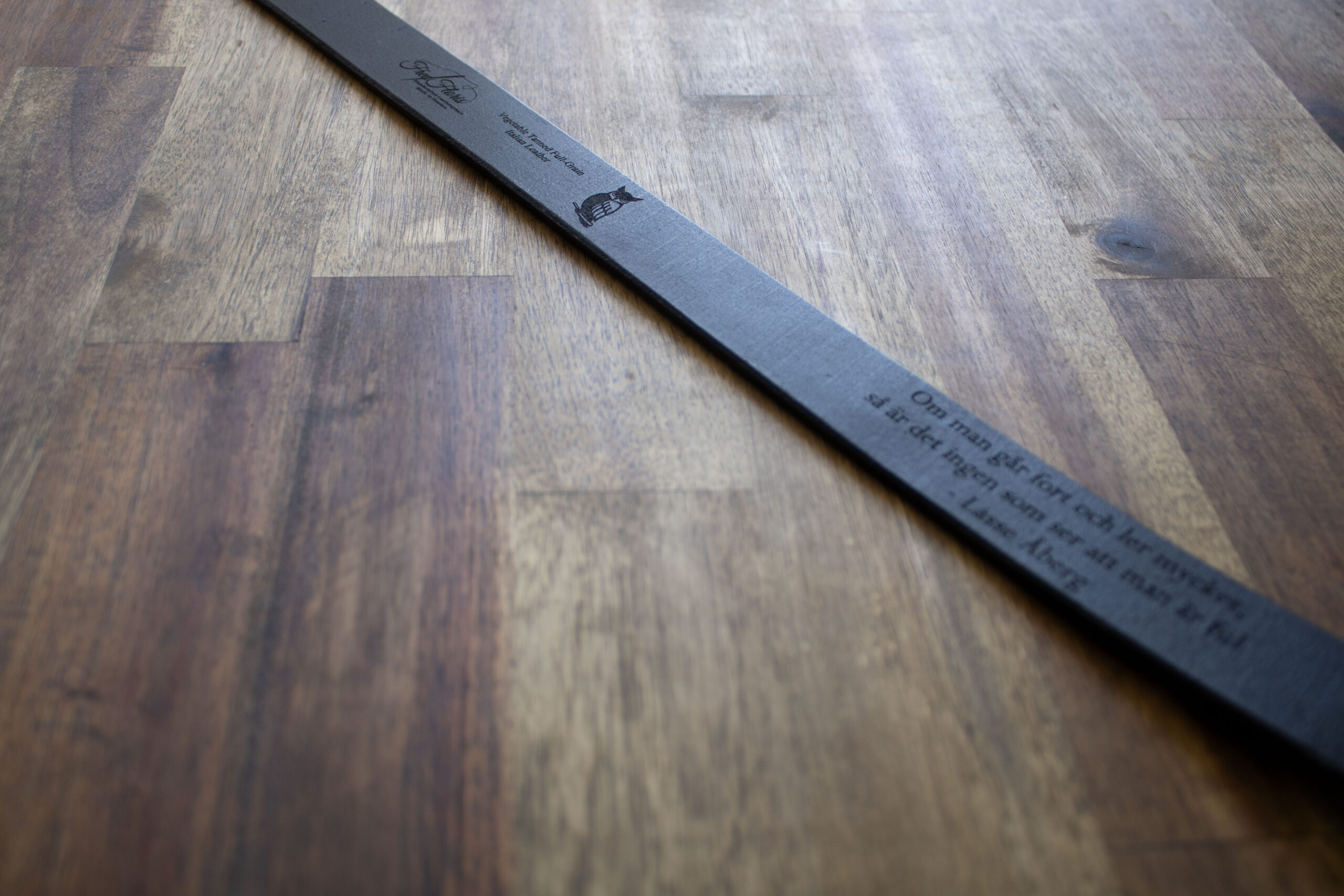 Produktbilde av FredFloris håndlaget svart skinnbelte for menn