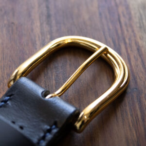 Produktbilde av FredFloris håndlaget svart skinnbelte for menn