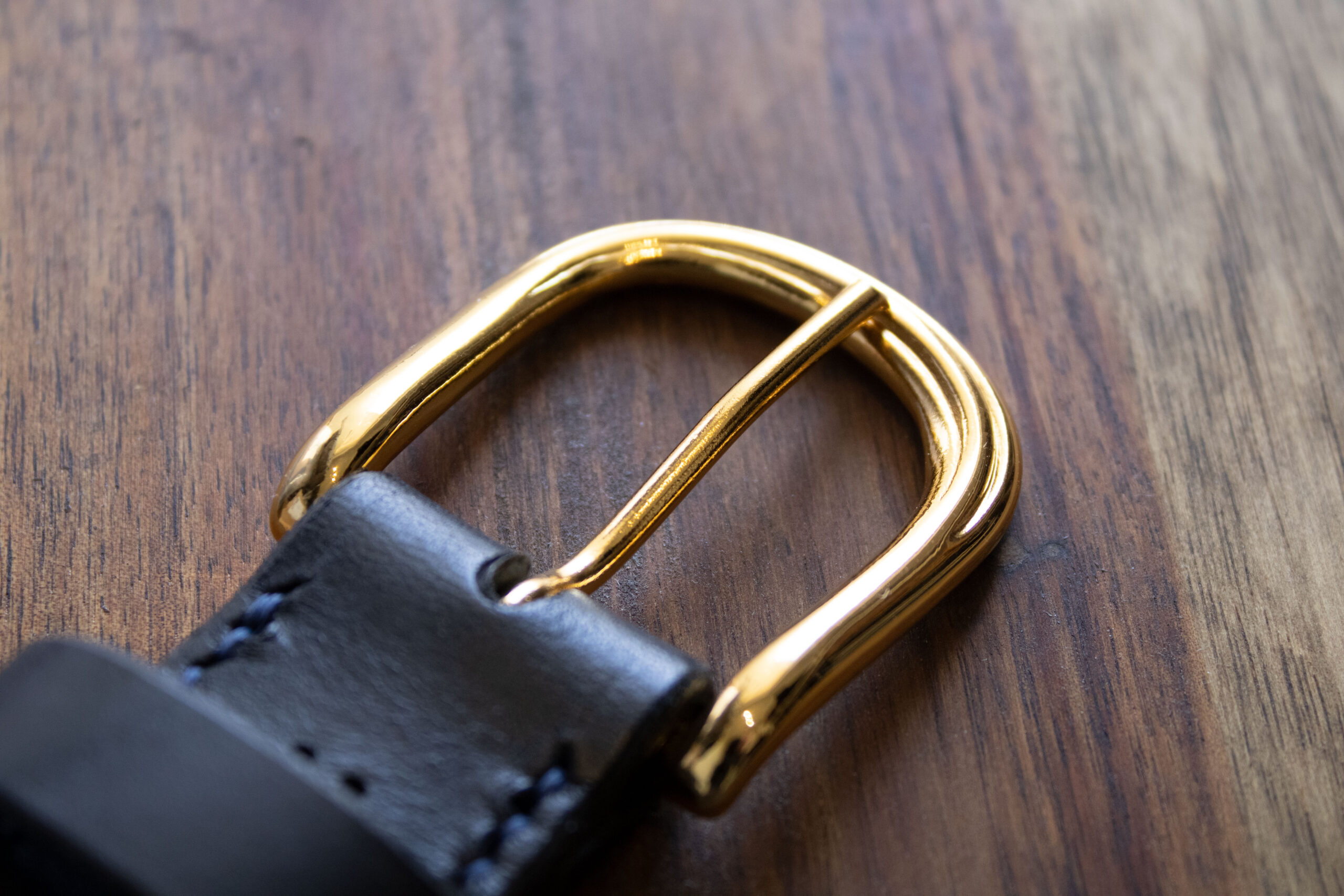 Produktbilde av FredFloris håndlaget svart skinnbelte for menn