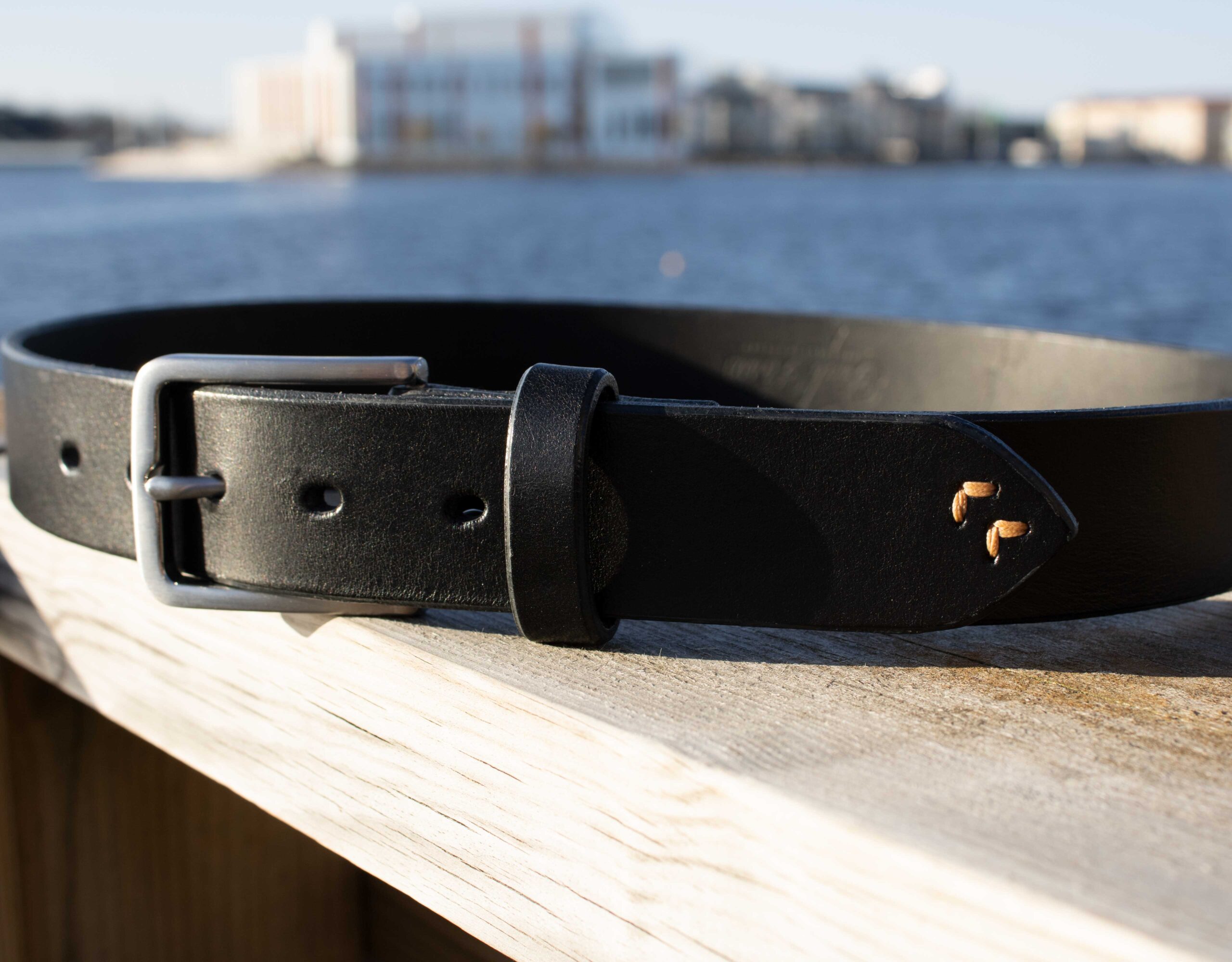 Immagine del prodotto della cintura da uomo in pelle nera fatta a mano FredFloris