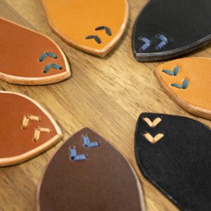 Niektóre z dostępnych kolorów nici: Amberglow, Dark Green, Royal Blue i Black