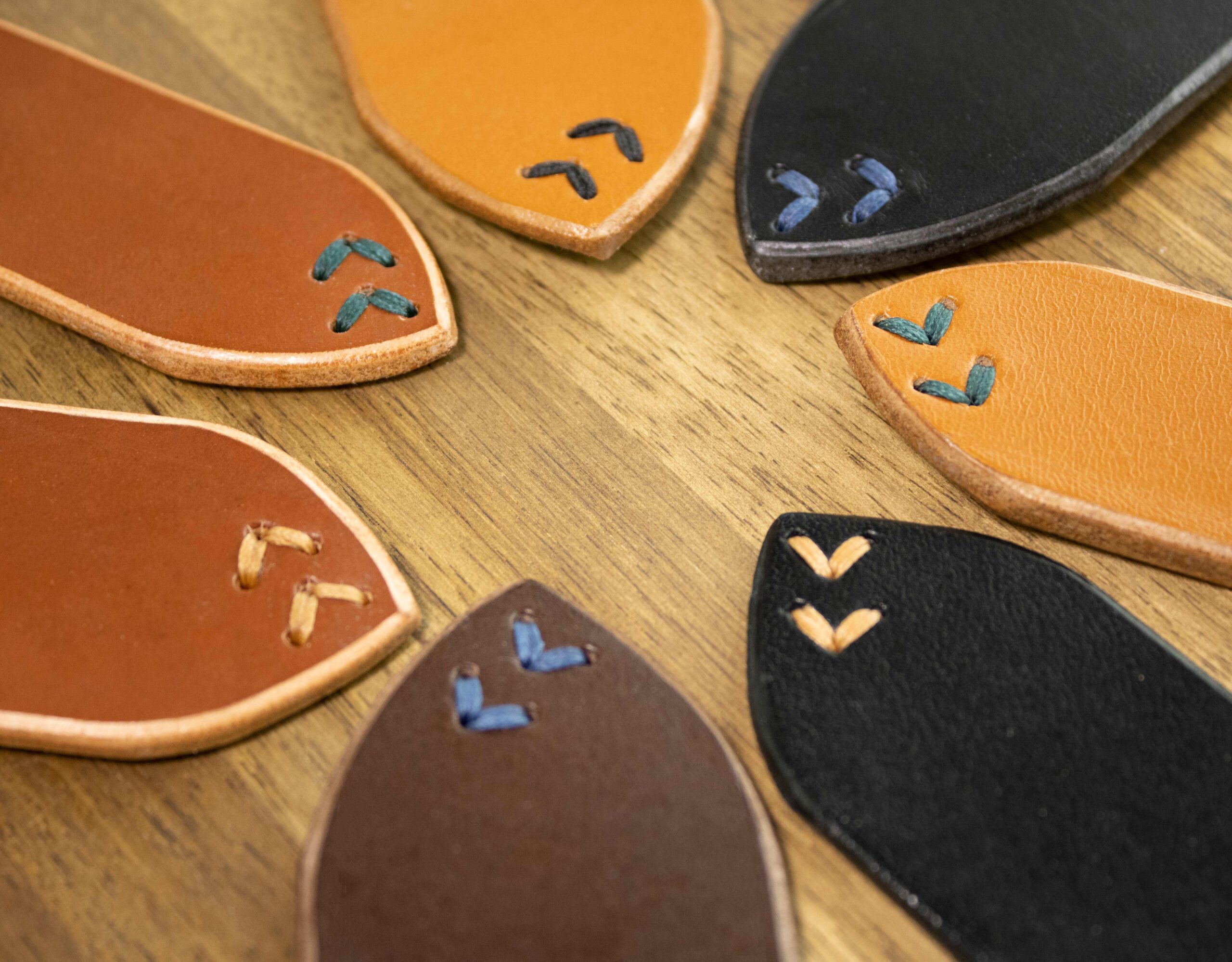 Niektóre z dostępnych kolorów nici: Amberglow, Dark Green, Royal Blue i Black