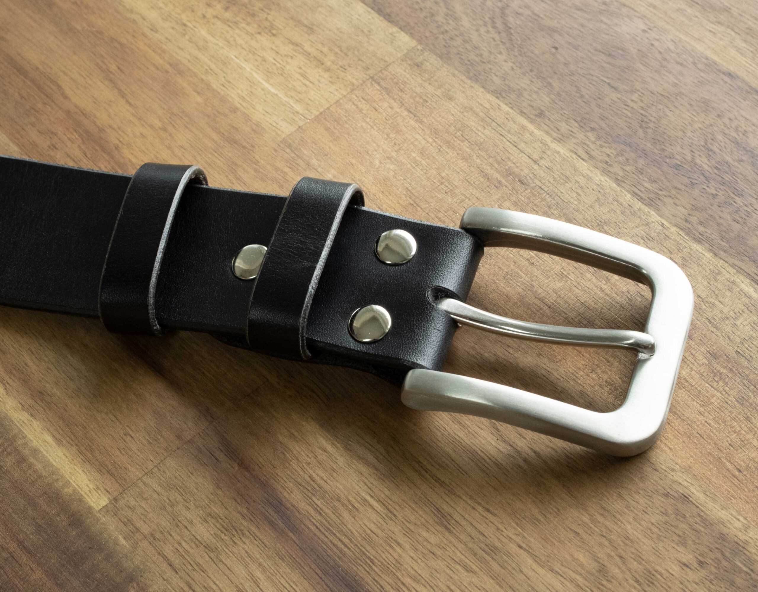 Immagine del prodotto della cintura in pelle nera fatta a mano FredFloris