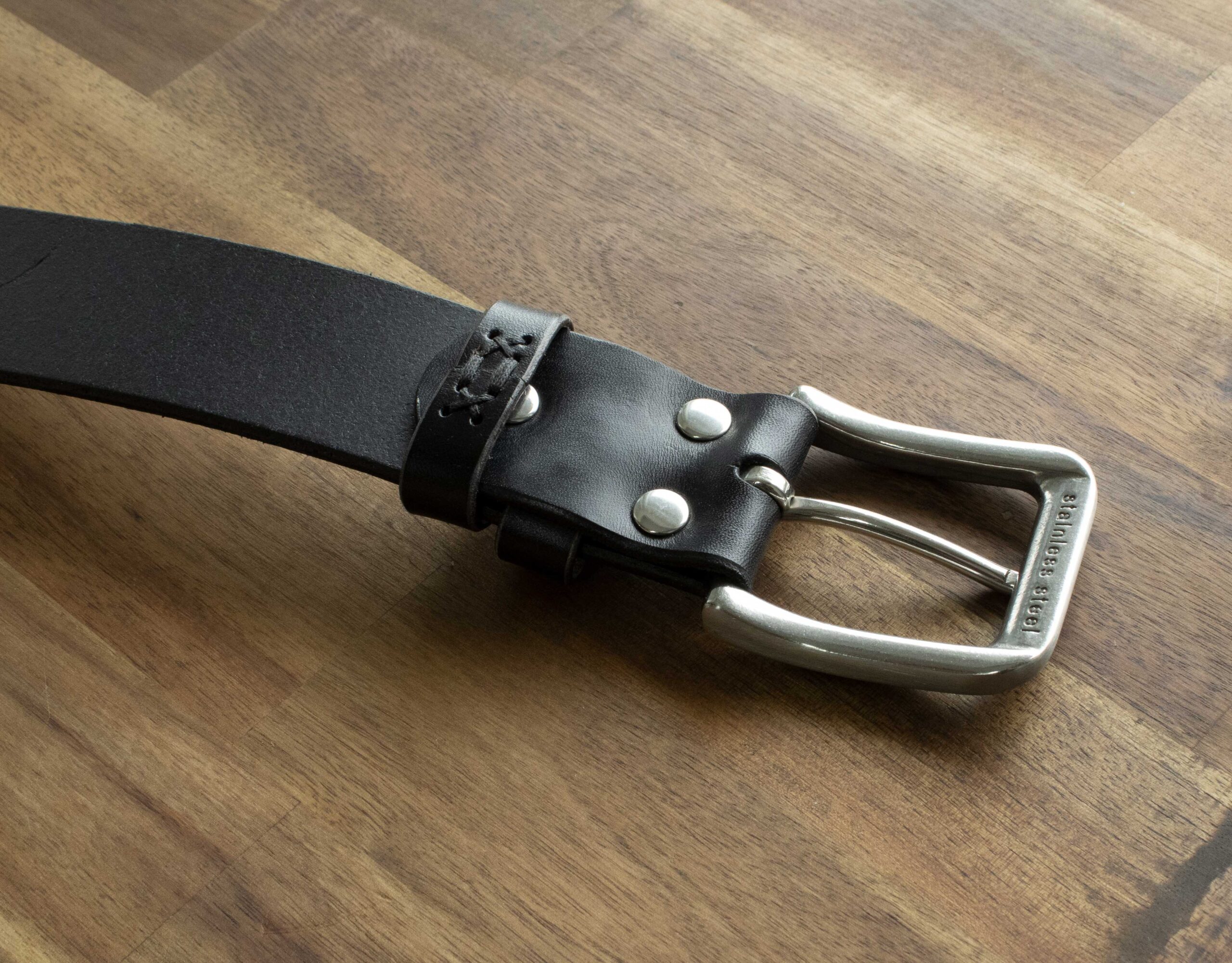 Immagine del prodotto della cintura in pelle nera fatta a mano FredFloris