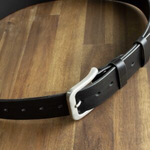 Immagine del prodotto della cintura in pelle nera fatta a mano FredFloris