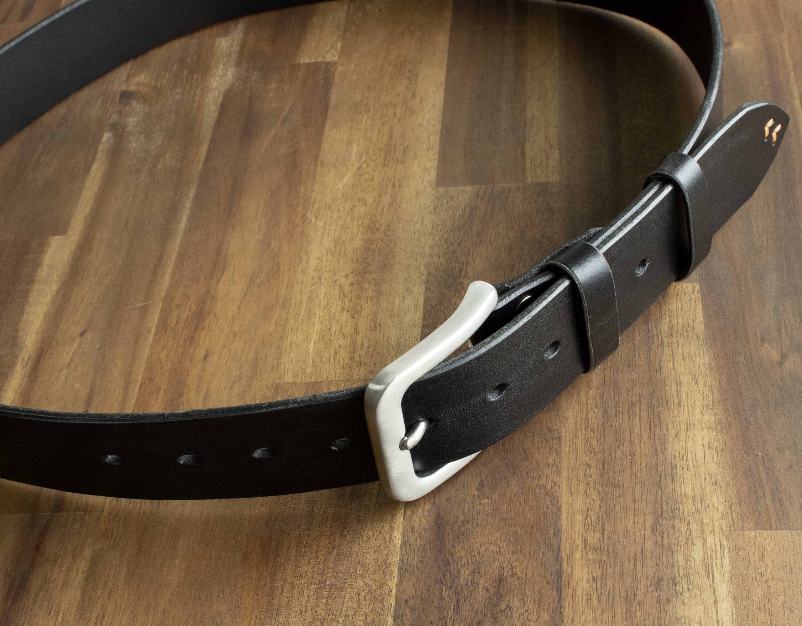 Immagine del prodotto della cintura in pelle nera fatta a mano FredFloris