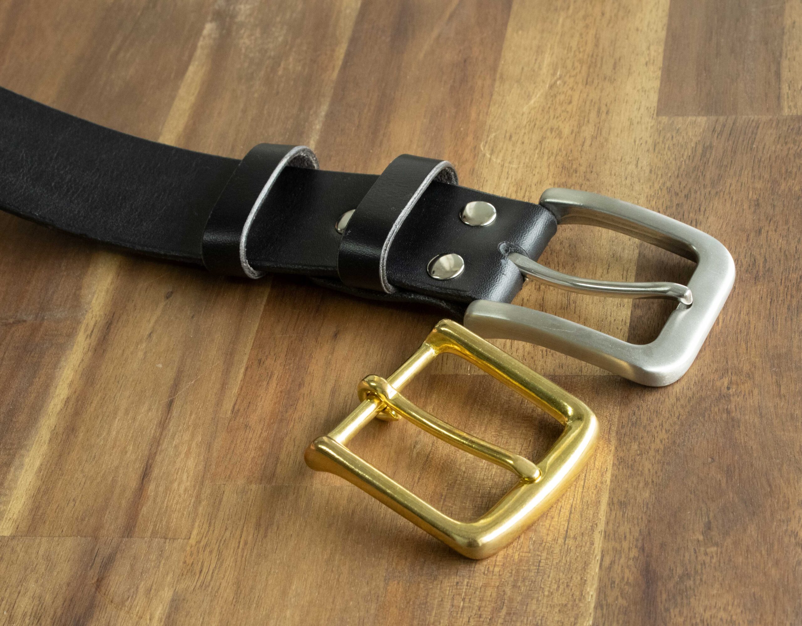 Immagine del prodotto della cintura in pelle nera fatta a mano FredFloris